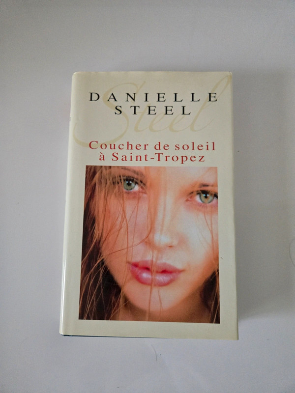 Livre Coucher de soleil à Saint Tropez Danielle Steel bon état