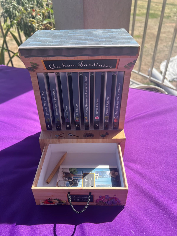 Coffret de livre « Au bon jardinier » de Larousse.