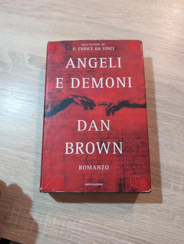 "Angeli e Demoni" di Dan Brown.  Copertina rigida