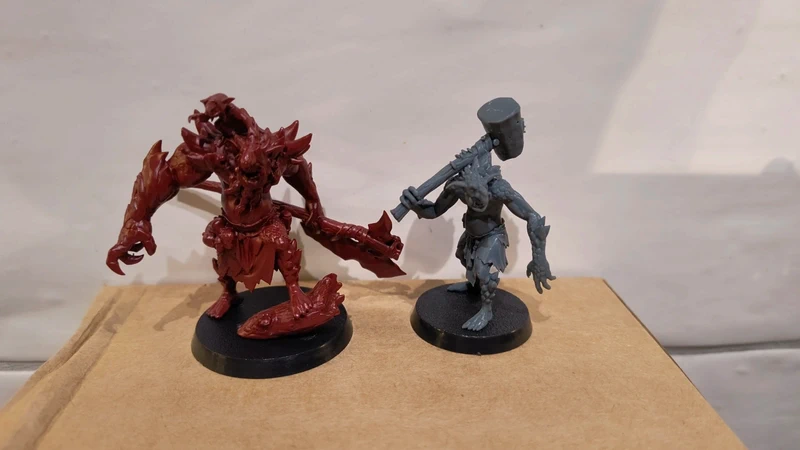 D&D / boardgame / minature 2x Frost trolls on a 32 and 40 mm base (primed)