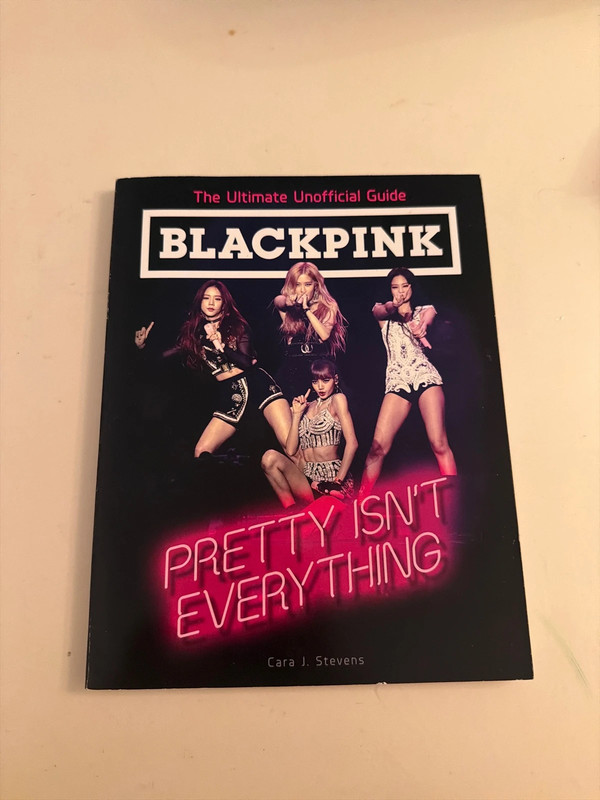 Livre sur blackpink en anglais ( Pretty isn’t everything)