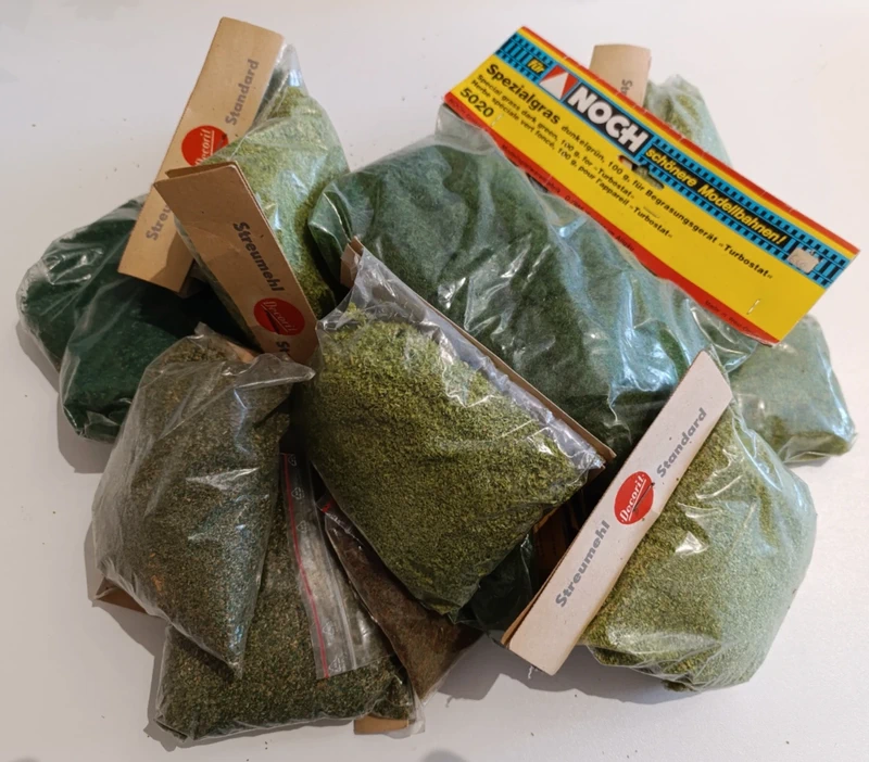 Ghiaietto e erba per diorami plastici