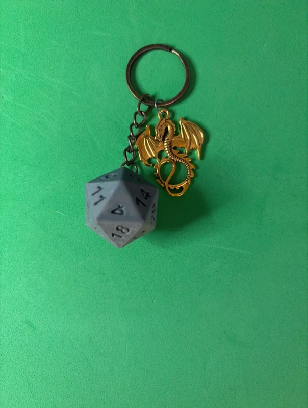 1 miniatura + 1 portachiavi + 10 monete da gioco