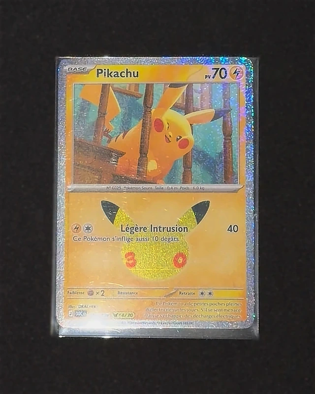 Pikachu 036/128 Légère Intrusion Pokémon 30 ans holo carte française