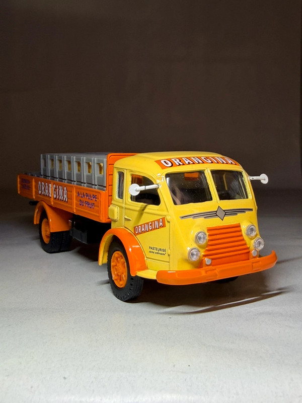 Corgi Renault plateau Orangina 1/50 camion miniature avec casiers