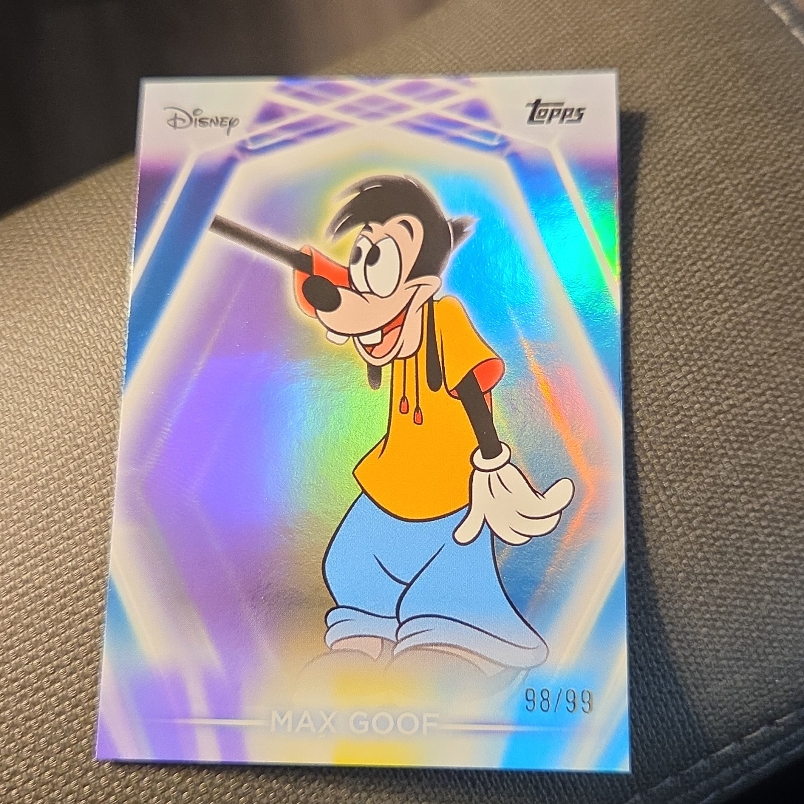Max Goof 2026 Topps Disney giallo fluo viola blu #105/99