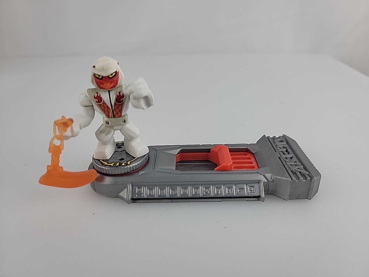 Akedo Ultimate Arcade Warriors Epic White Wraith 2020 
