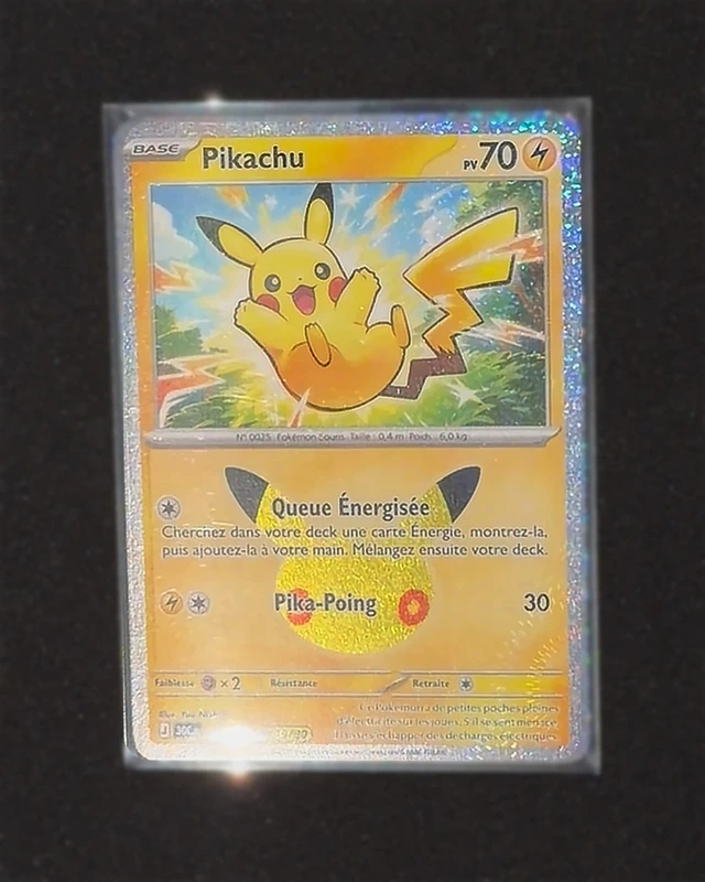 Pikachu 037/128 Queue Énergisée Pokémon 30 ans holo carte française