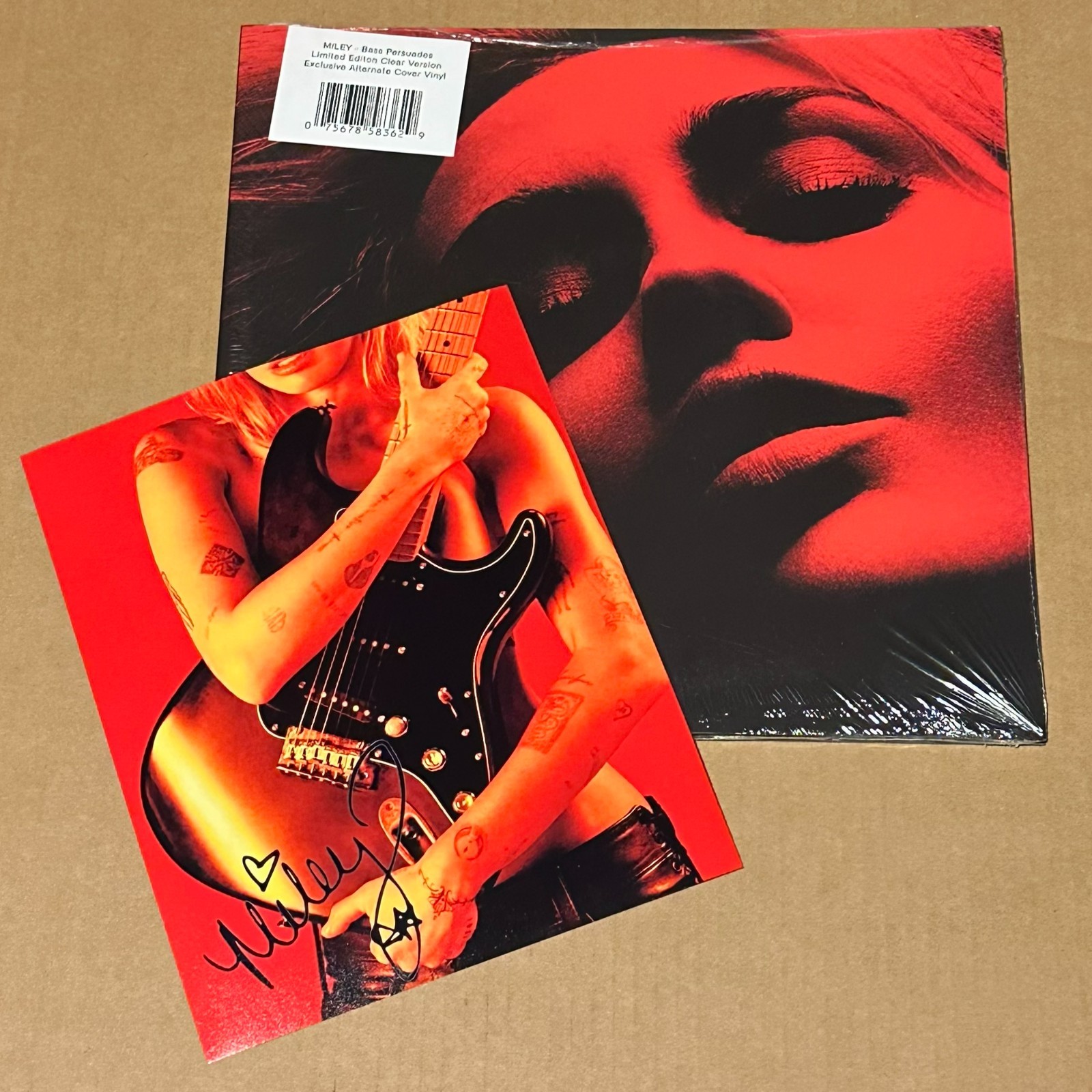 Miley Cyrus POP-UP EXCLUSIVE Bass Persuades & 8x10 Signed Photo Insert Card