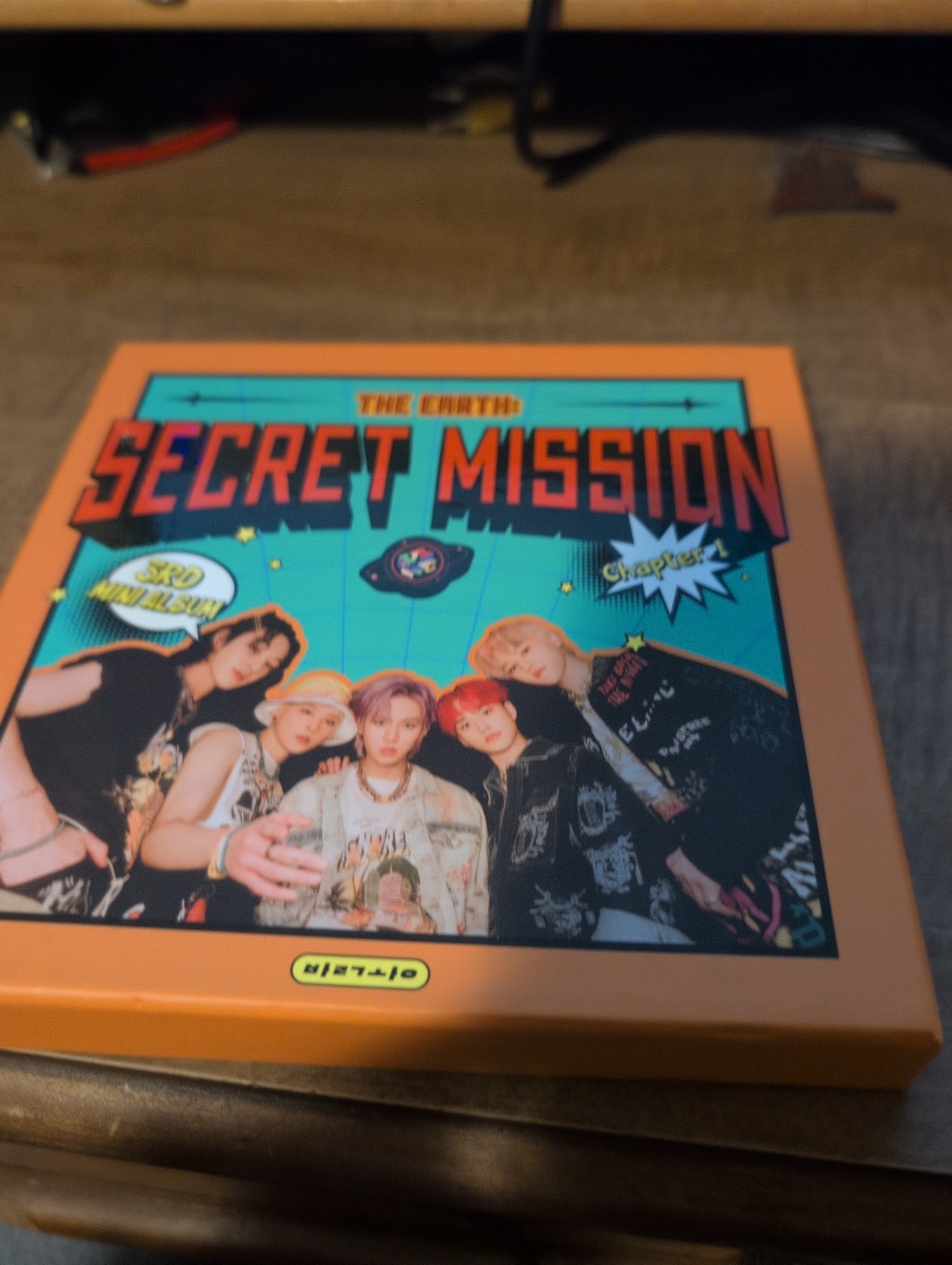 Earth: Secret Mission (incl. Photobook, Sticker, Mission Card, Bookmark, Selfie