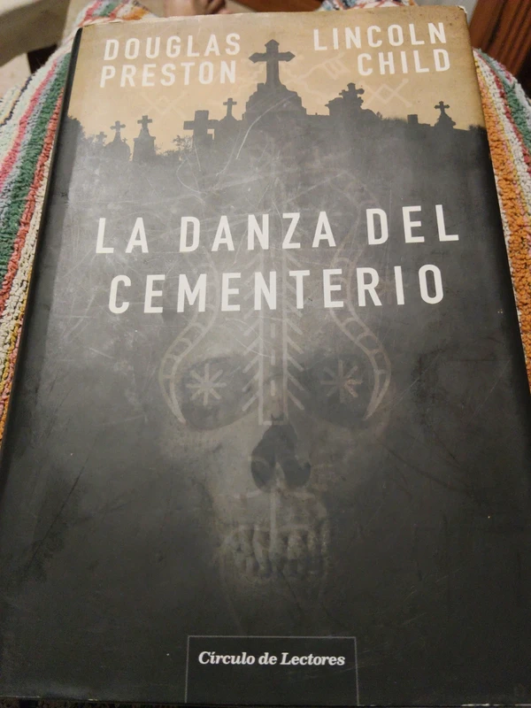 Libro, La danza del cementerio