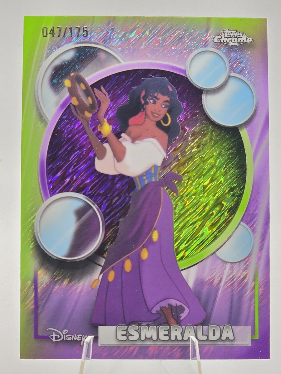 Esmeralda rifrattore viola e verde chiaro brillante 047/175 2026 Topps Disney