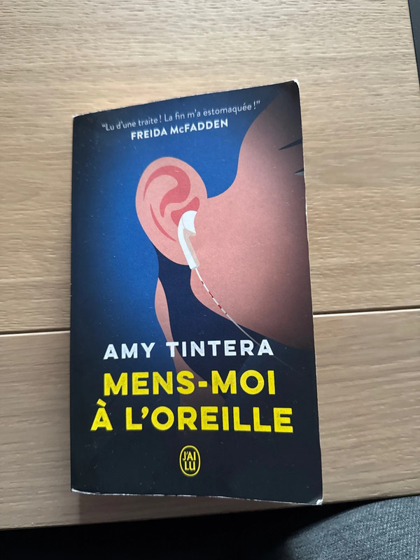 Mens moi à l’oreille