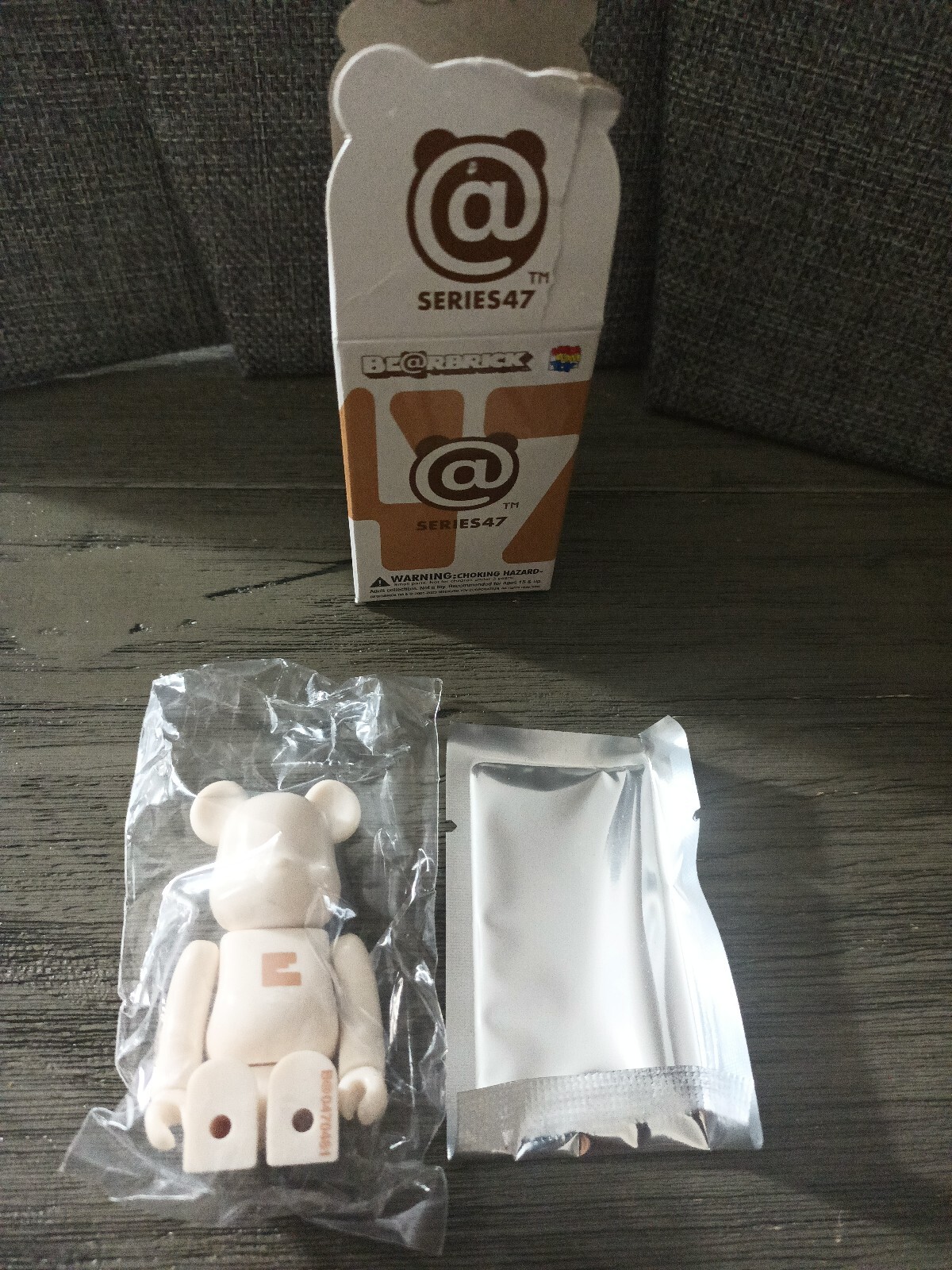 BE@RBRICK serie 47 E BASIC 100% Medicom giocattolo Bearbrick nuovo scatola aperta