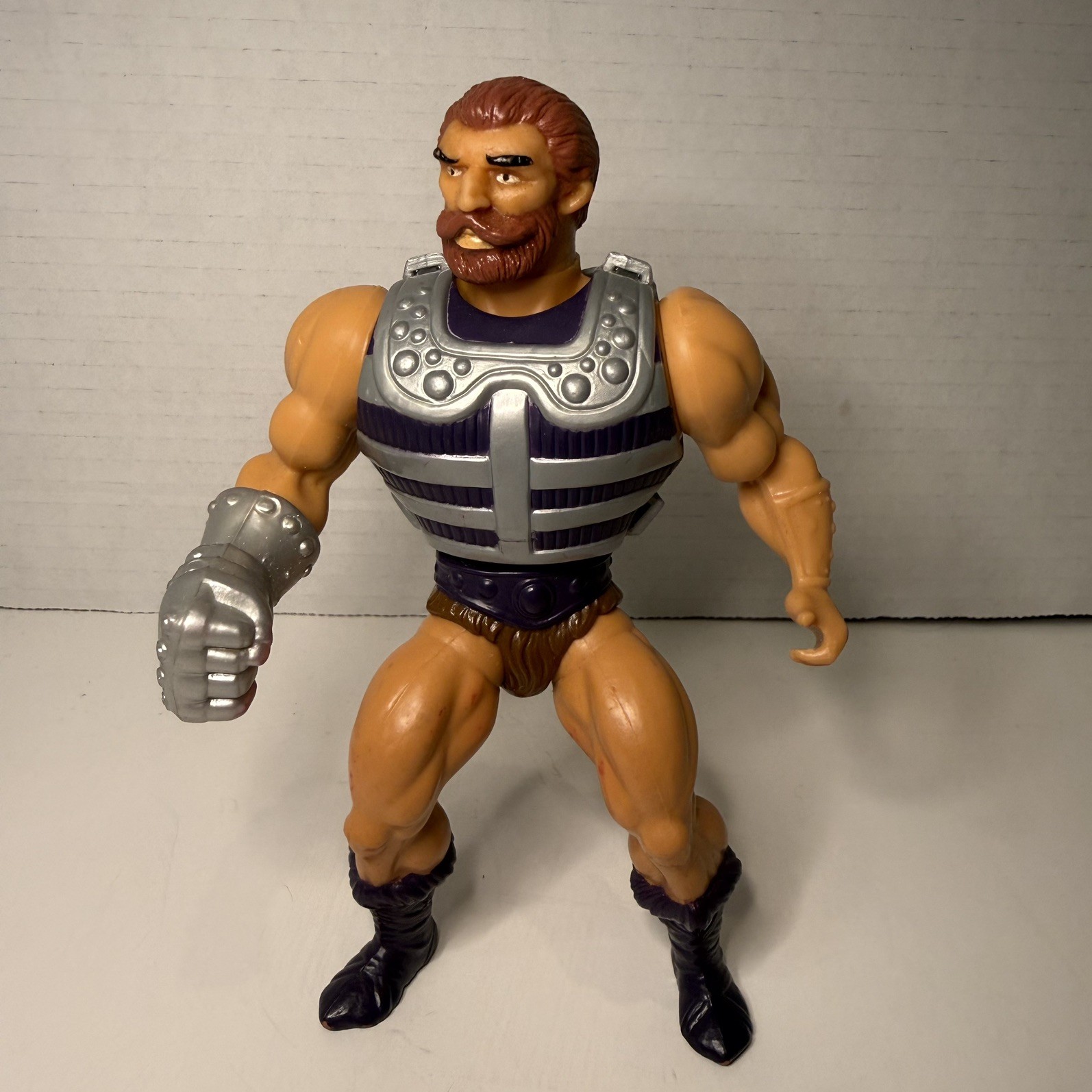 Modellino vintage Masters Of The Universe Fisto He-Man 1983 con armatura sul petto