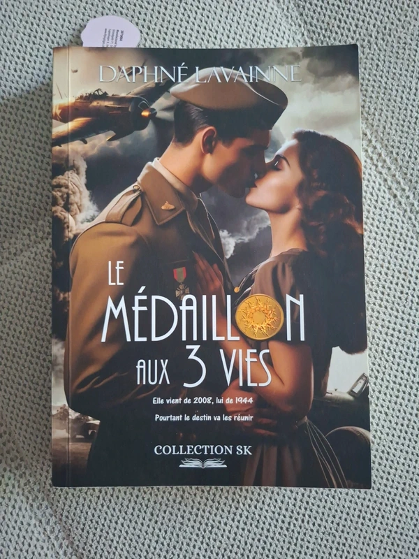 Vends le médaillon aux 3 vies de sophie Lavainne