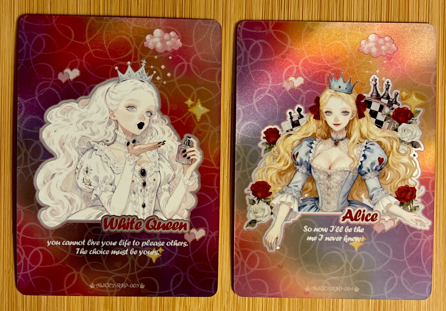 Wanmanshe Alice nel Paese delle Meraviglie: Regina Bianca e Alice Inseriscono Carte # 4 e # 5.