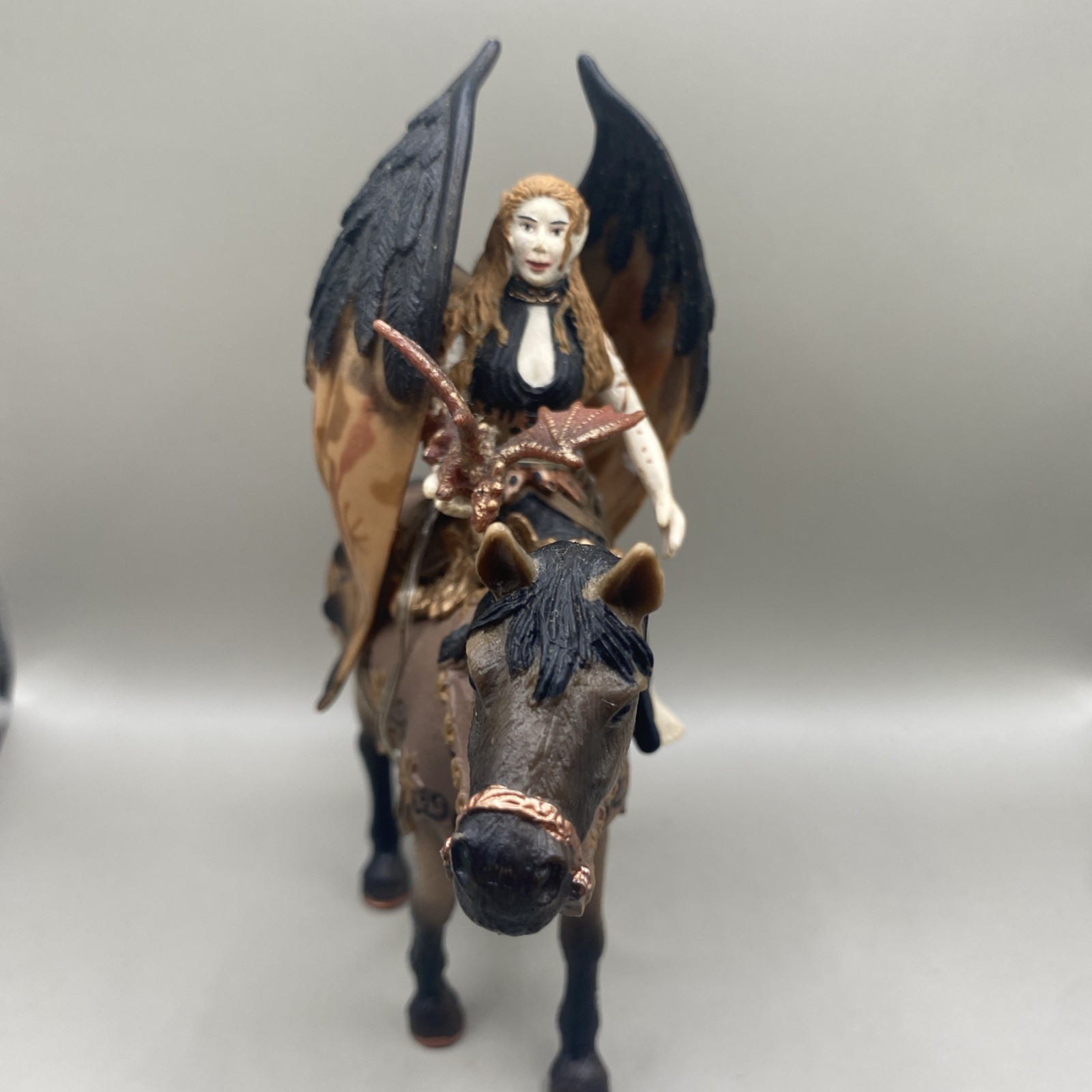 Schleich #70406 Elfo Surah a cavallo con Baby Dragon Bayal