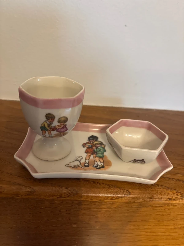 Charmant service à œuf complet et authentique en porcelaine de Limoges