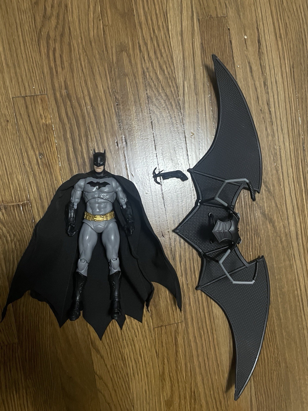McFarlane Toys DC Universe Batman con aliante pipistrello + mantello personalizzato
