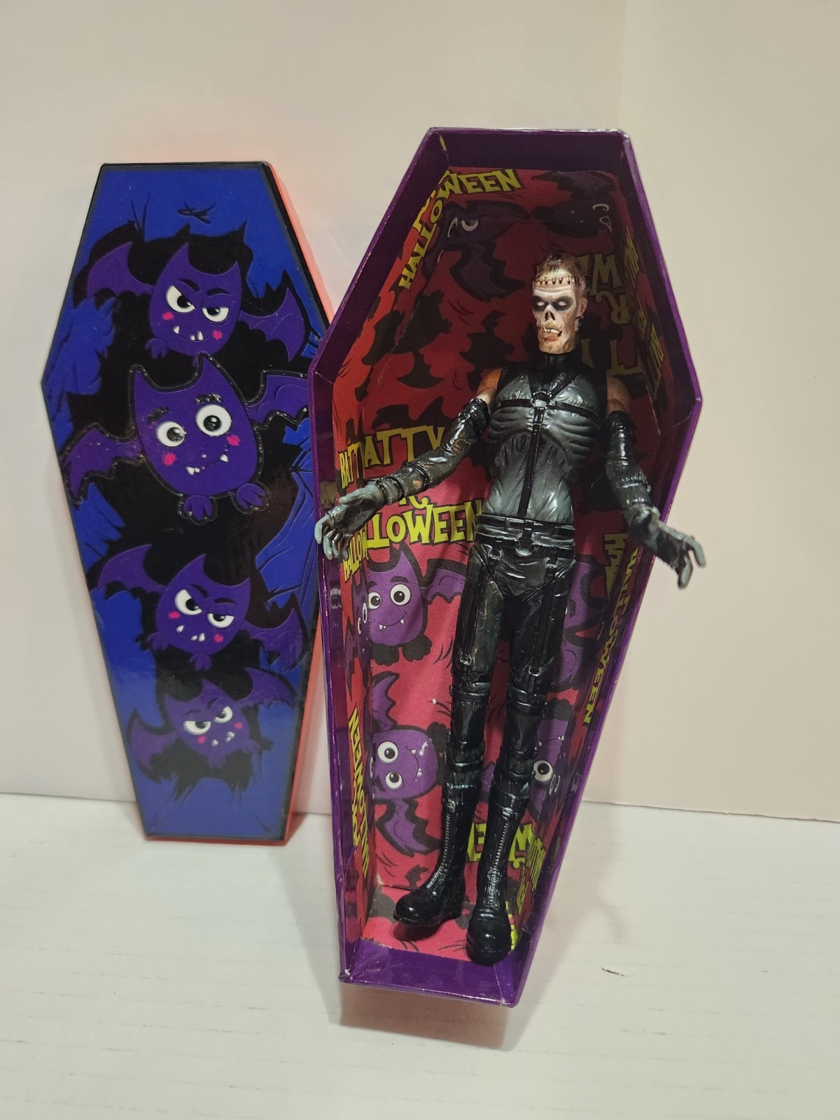 HORROR ZOMBIE FIGURE AND COFFIN 