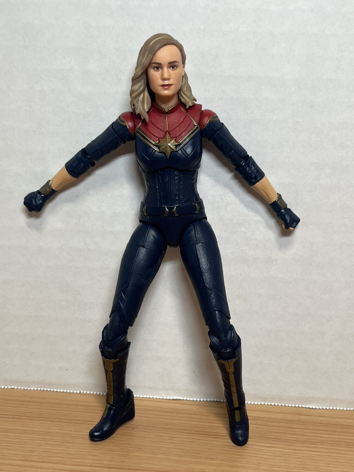 Modellino Captain Marvel Marvel Legends completo totalmente cool Hulk Wave 2022