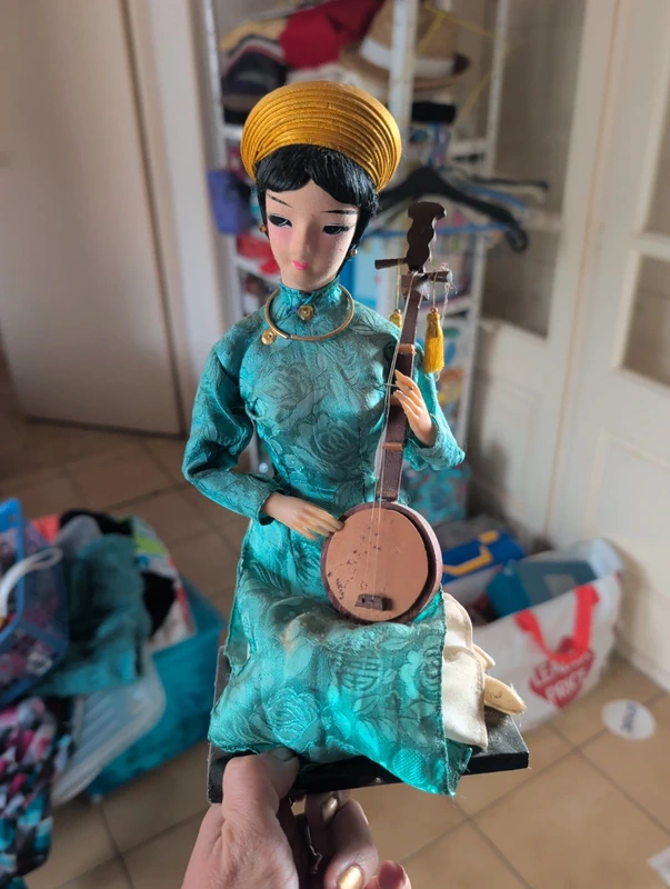 Poupée asiatique vintage