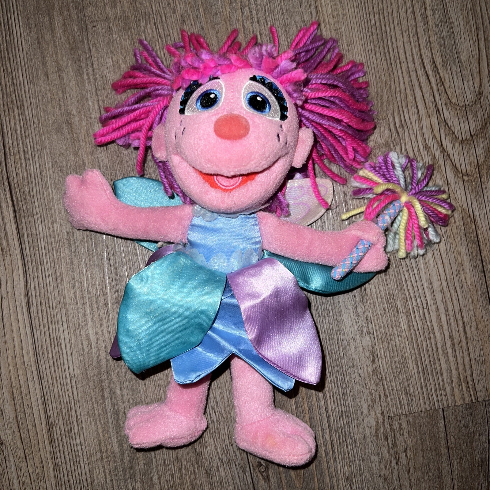 Peluche pupazzo ABBY CADABBY FAIRY 9” Sesame Street 2016 ali e bacchetta peluche