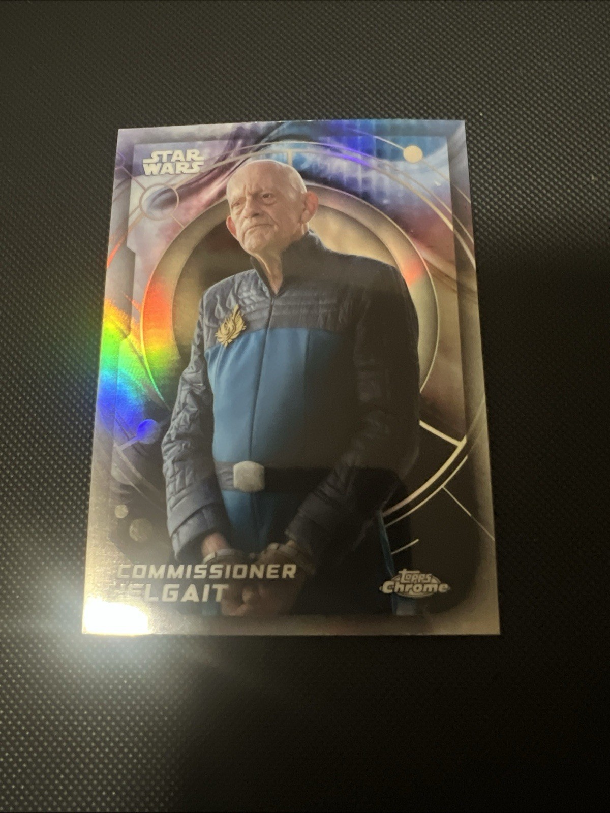 2026 Topps Chrome Star Wars rifrattore #72 Commissario Helgait