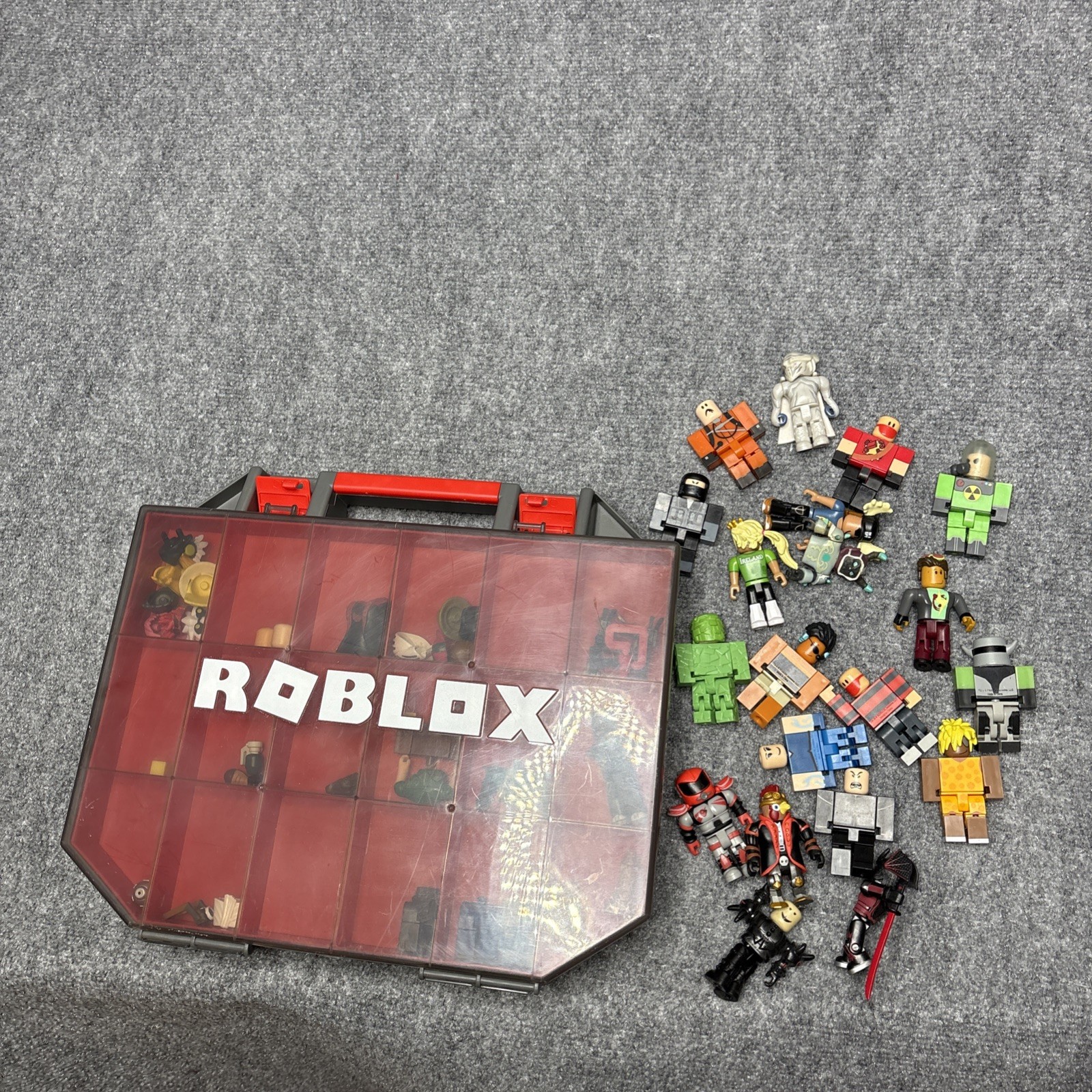 Lotto action figure Robolox pezzi misti e custodia 25+ pezzi ricambi