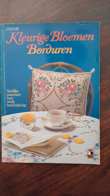 Kleurige bloemen borduren