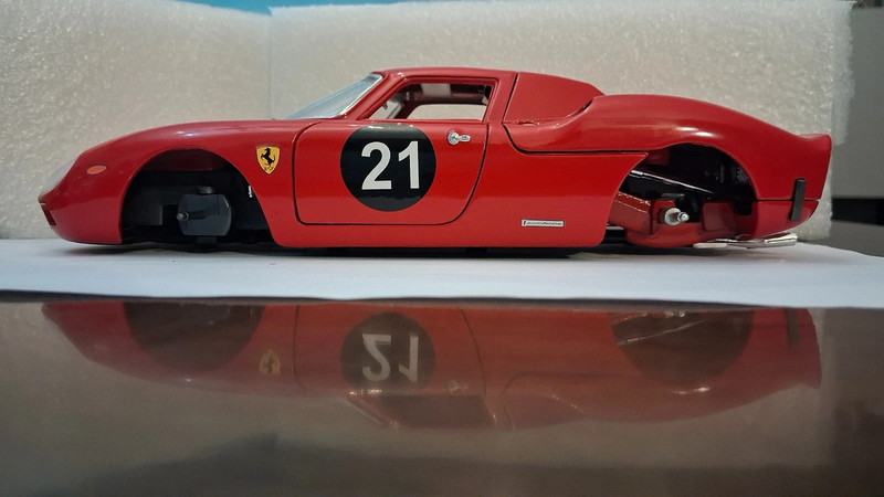 Ferrari senza ruote, 1/18. Prezzo fermo.