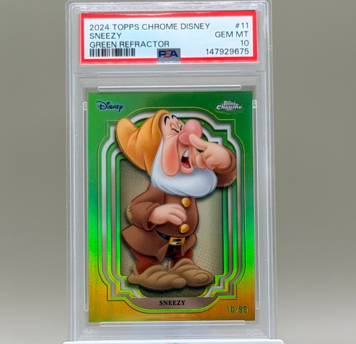 Topps Chrome Disney 2024 #11 SNEEZY Snow White Green Parallel #19/99 PSA 10!