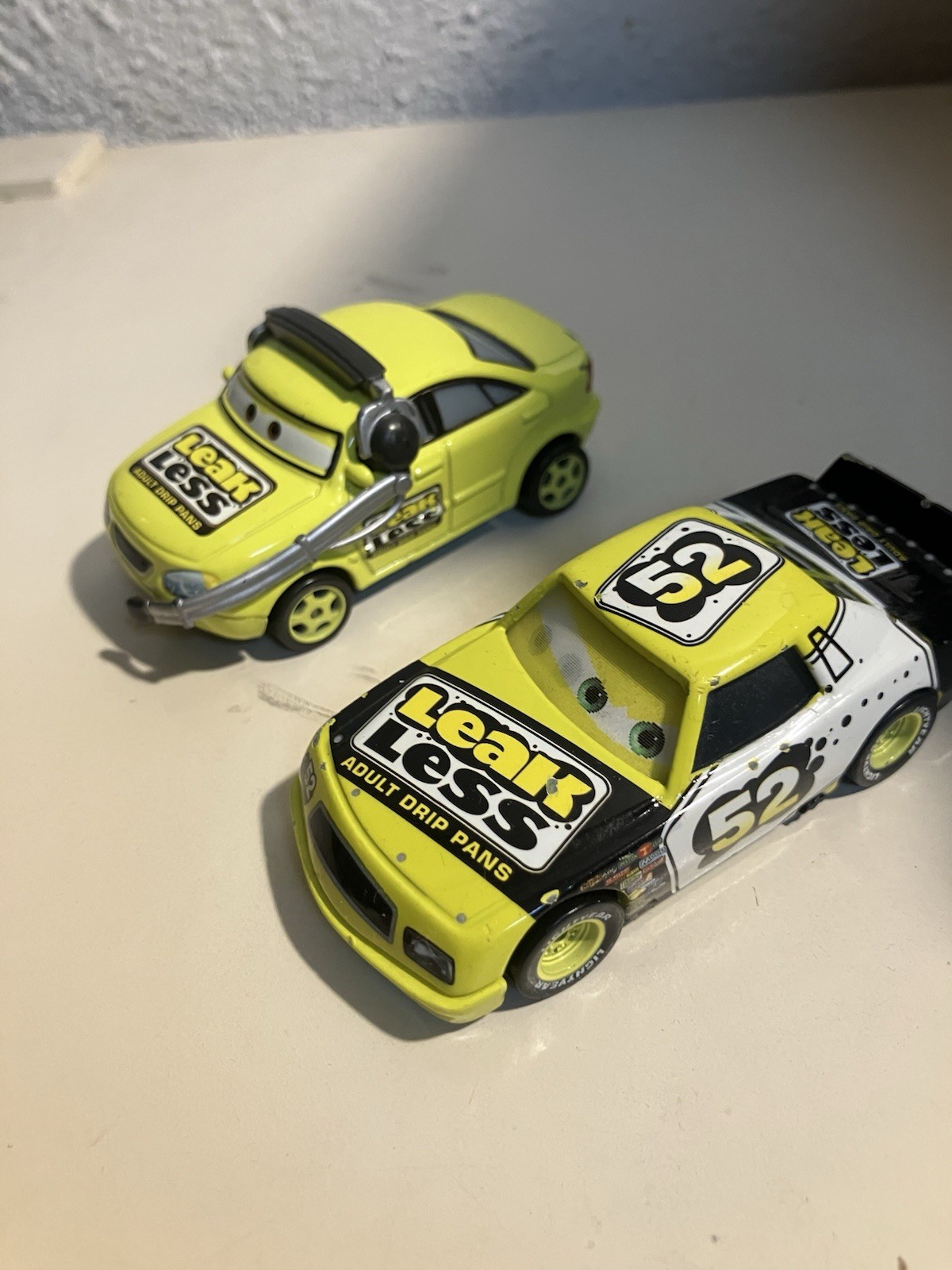 Disney Cars Leak Less 52 Crew Chief & Race Car Loose