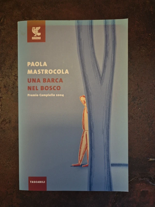 Una barca nel bosco.