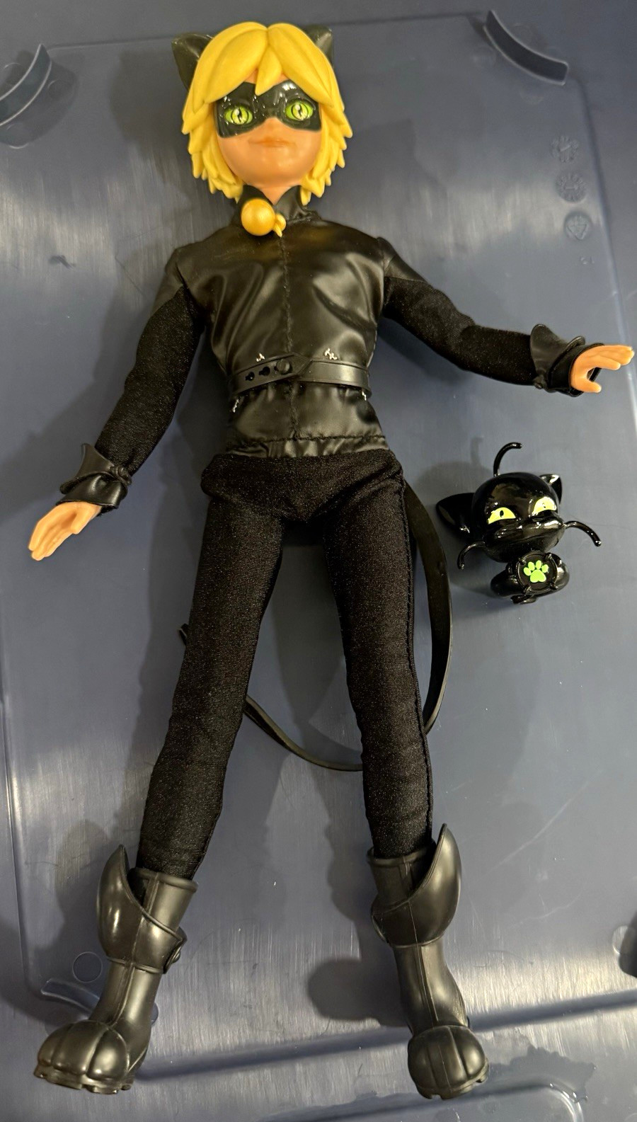 Modellino Cat Noir Miraculous Ladybug vestito nero con vestiti e gatto