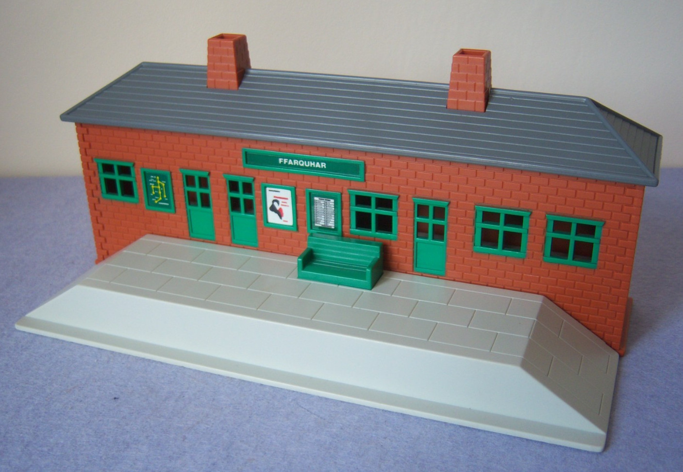 Piattaforma stazione ferroviaria vintage Tomy Thomas and Friends Ffarquhar ~ ottime condizioni e pulita