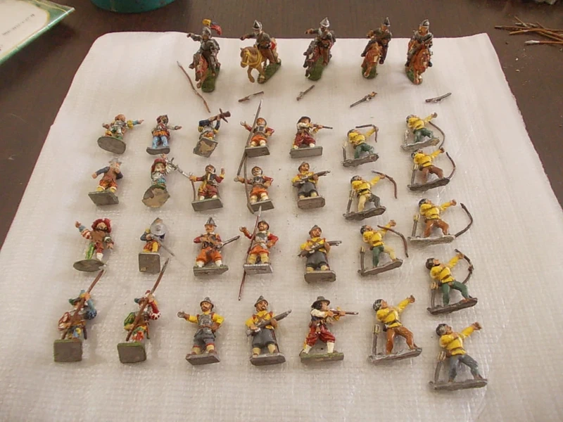 34 soldats plombs Essex moyen-âge (1)
