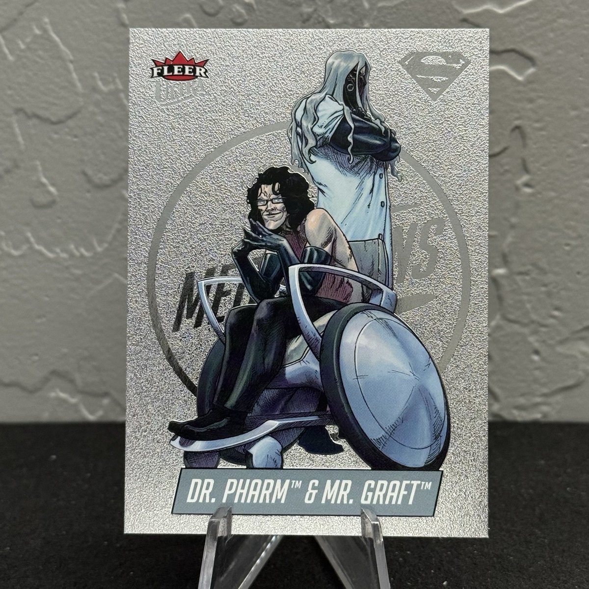 2026 Fleer Ultra Superman Dr. Pharm & Mr. Graft #M-48 medaglioni