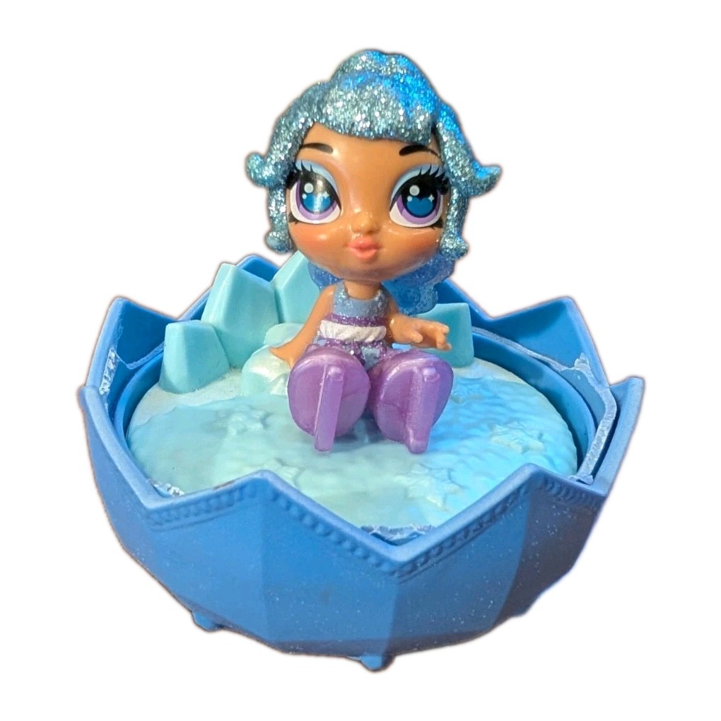 Hatchimals Pixies Royal Snow Ball bambola alata da collezione in pattini sul letto