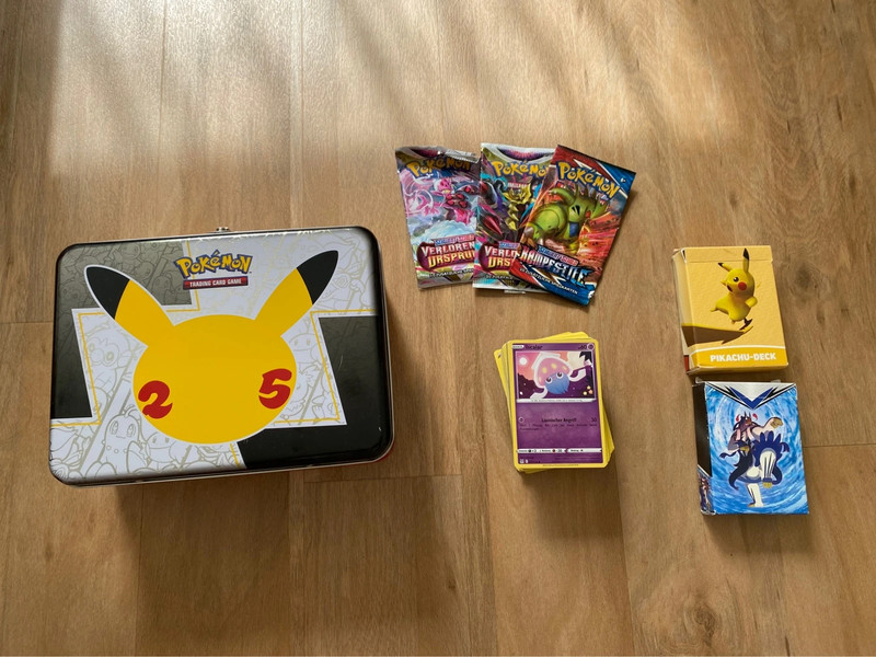 Pokémon 25 Jahre Koffer Box Jubiläum mit ca. 130 Karten Bulk