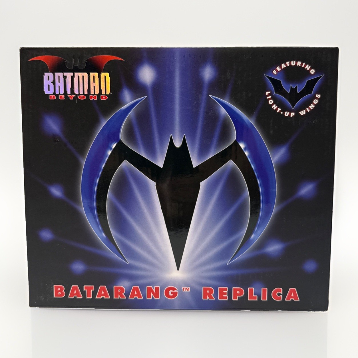 NECA Batarang Batman Beyond Prop Replica Blue Light Up Wings scatola aperta
