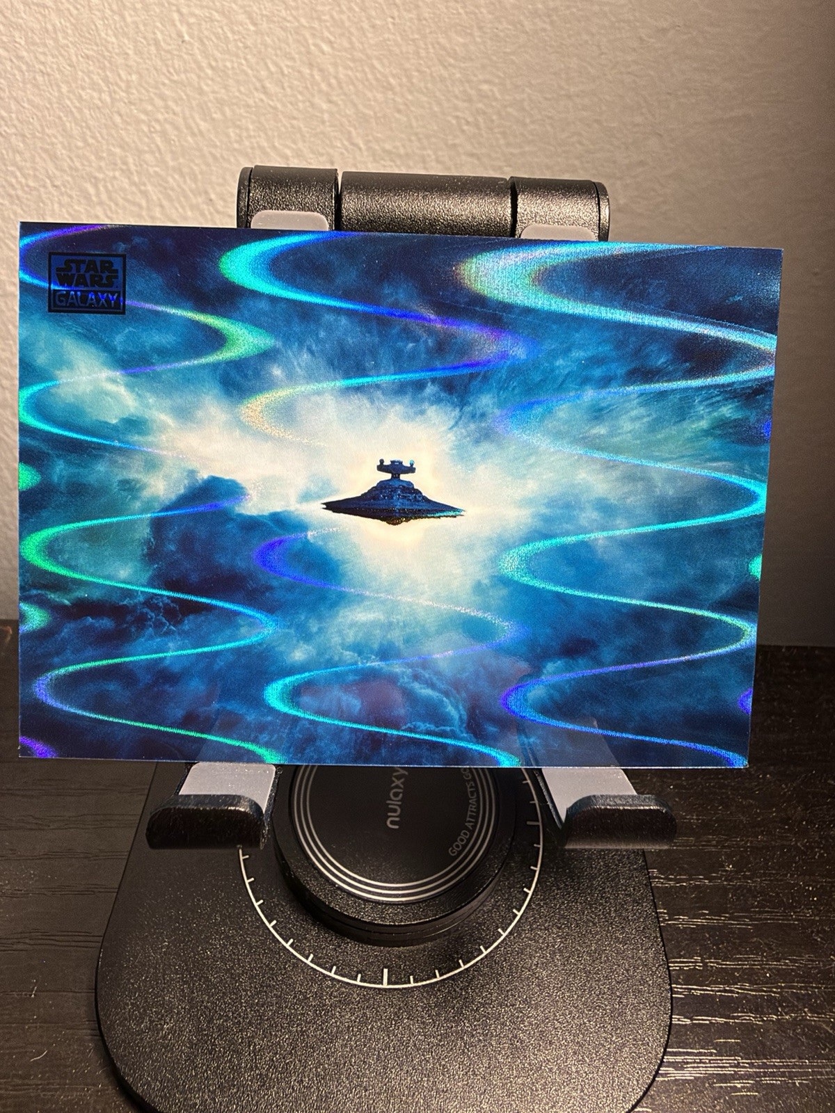 2026 Topps Star Wars Galaxy Solo Standoff rifrattore onda raggi blu #025/175