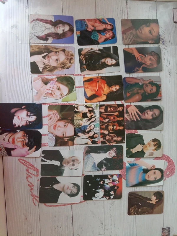 Lot kpop ( photocards, autocollants, Polaroid)