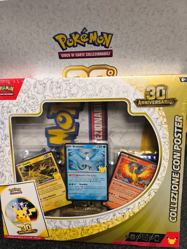 Pokemon collezione con poster 30th anniversario