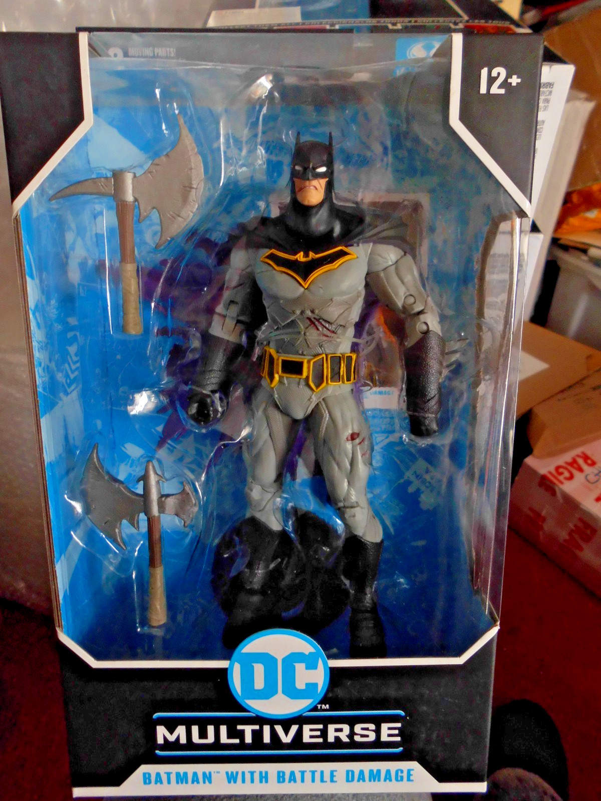 DC MULTIVERSE BATMAN CON DANNI DA BATTAGLIA BNS MCFARLANE GIOCATTOLI CON CARTA COLLEZIONABILE