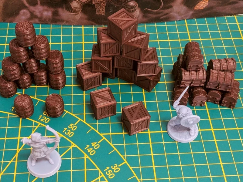 Lot 36 Accessoires Décor Miniature - Coffres, Caisses, Tonneaux - Diorama & JDR - 28/32mm
