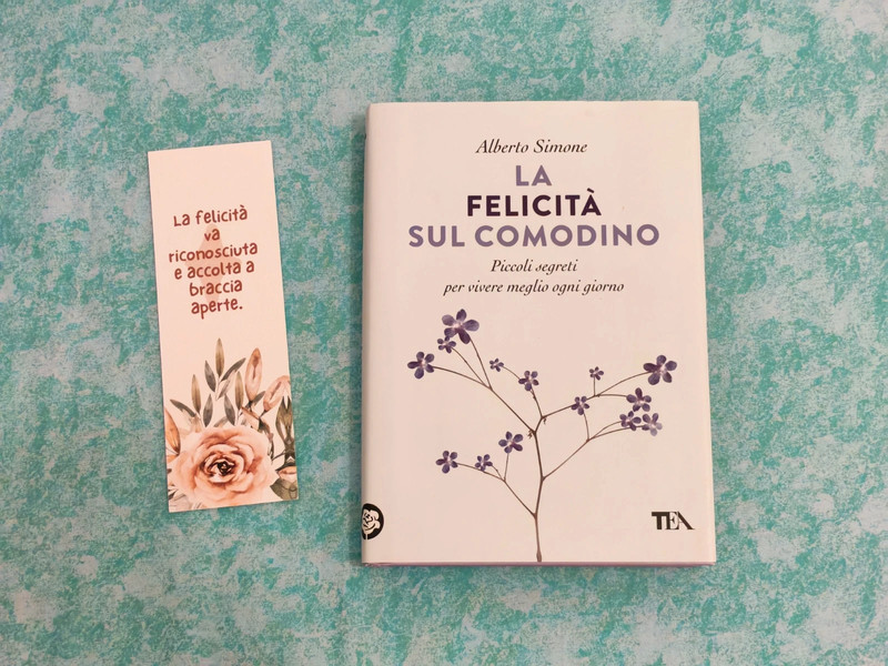 Libro la felicità sul comodino di Alberto Simone