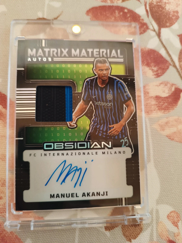 card autografata Akanji Panini Obsidian /89 Inter