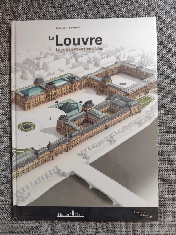 Livre sur l'histoire du Louvre